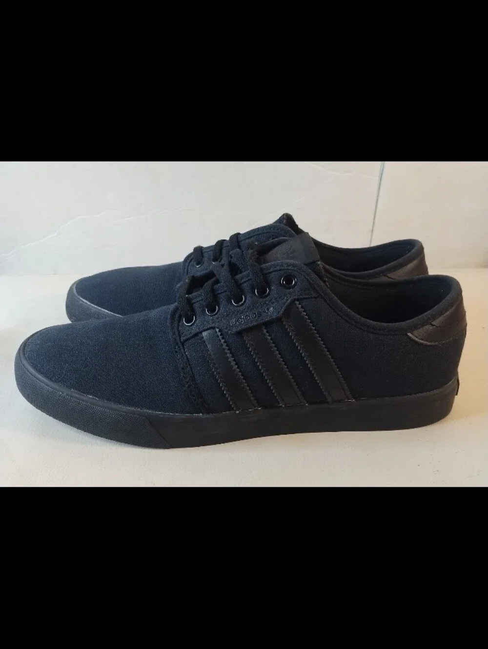 ADIDAS SEELEY LIFESTYLE CASUAL SKATE SHOE MENS SIZE 10.5 AQ8531 TRIPLE BLACK GUM